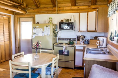Charming Cabin with Spectacular Mountain Views near Madison River in Ennis, Montana - Ennis, Montana - glamping.directory
