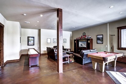 Luxury Mountain Retreat with Hot Tub and Games Room for Family Getaways in Breckenridge, Colorado - Breckenridge, Colorado - glamping.directory