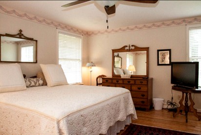 Riverfront Vacation Rental with a Pool and Tennis Court near Brunswick, Georgia - Woodbine, Georgia - glamping.directory