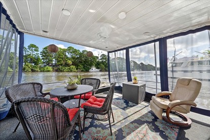 Picturesque Houseboat with Private Porch and Modern Interior in Florida - Merritt Island, Florida - glamping.directory