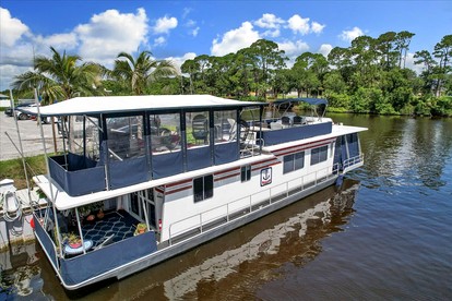 Picturesque Houseboat with Private Porch and Modern Interior in Florida - glamping.directory