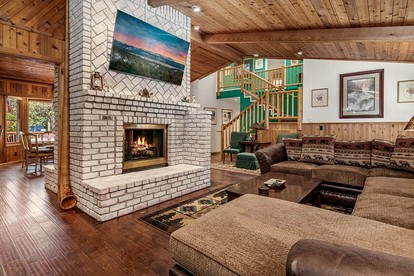 Charming Cabin with Hot-tub and Fireplace in Big Bear Lake, California - Big Bear Lake, California - glamping.directory