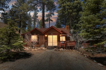 Charming Cabin with Hot-tub and Fireplace in Big Bear Lake, California - glamping.directory