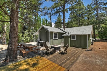 Charming Cabin with Hot-tub and Fireplace in Big Bear Lake, California - Big Bear Lake, California - glamping.directory