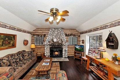 Charming Cabin with Hot-tub and Fireplace in Big Bear Lake, California - Big Bear Lake, California - glamping.directory