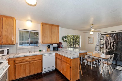 Charming Cabin with Hot-tub and Fireplace in Big Bear Lake, California - Big Bear Lake, California - glamping.directory