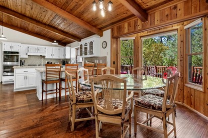 Charming Cabin with Hot-tub and Fireplace in Big Bear Lake, California - Big Bear Lake, California - glamping.directory