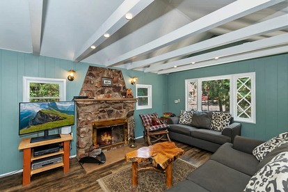 Charming Cabin with Hot-tub and Fireplace in Big Bear Lake, California - Big Bear Lake, California - glamping.directory