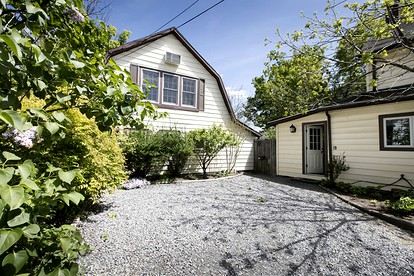 Modern and Chic Cottage Rental with Private Garden in Woodstock - glamping.directory