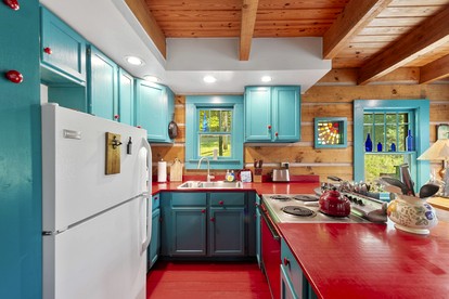 Beautiful Rustic Cabin Surrounded by Nature with Incredible Views and a Wrap-Around Deck for an Amazing Glamping Experience in Marshall, NC - Marshall, North Carolina - glamping.directory
