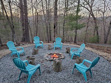 Beautiful Rustic Cabin Surrounded by Nature with Incredible Views and a Wrap-Around Deck for an Amazing Glamping Experience in Marshall, NC - Marshall, North Carolina - glamping.directory
