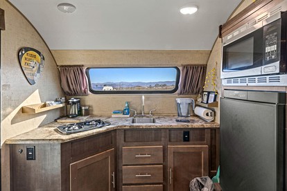 Lovely Caravan Ideal for a Glamping Getaway in the Desert of Joshua Tree in California - Joshua Tree, California - glamping.directory