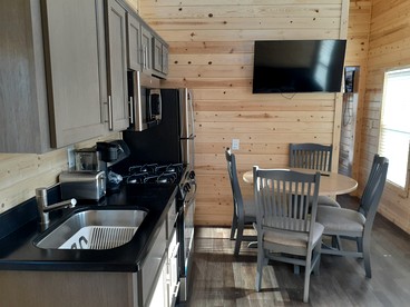 Stylish Tiny Home Retreat with Loft & Stargazing Deck in Williams, Arizona - Williams, Arizona - glamping.directory