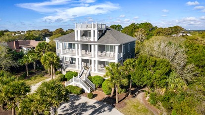 Cheerful Beach House with Swimming Pool in Georgetown, South Carolina - glamping.directory
