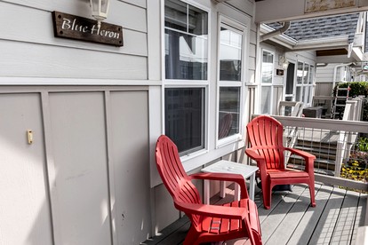 Picturesque Lofted Cottage with Tiny Deck and BBQ Near the Coast in Washington - Blaine, Washington - glamping.directory