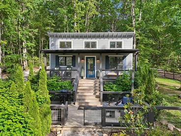 Exquisite Cabin with Stunning Interior, Outdoor Deck and Hot-Tub in Tennessee - glamping.directory