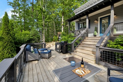 Exquisite Cabin with Stunning Interior, Outdoor Deck and Hot-Tub in Tennessee - Tracy City, Tennessee - glamping.directory