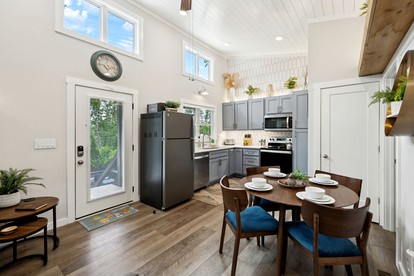 Exquisite Cabin with Stunning Interior, Outdoor Deck and Hot-Tub in Tennessee - Tracy City, Tennessee - glamping.directory