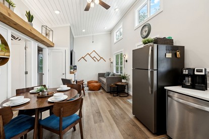 Exquisite Cabin with Stunning Interior, Outdoor Deck and Hot-Tub in Tennessee - Tracy City, Tennessee - glamping.directory
