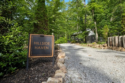Exquisite Cabin with Stunning Interior, Outdoor Deck and Hot-Tub in Tennessee - Tracy City, Tennessee - glamping.directory