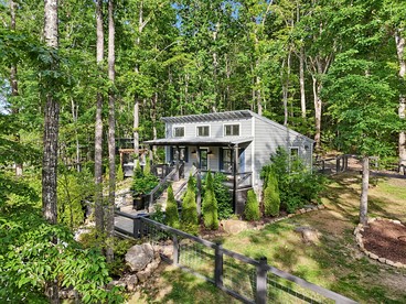 Exquisite Cabin with Stunning Interior, Outdoor Deck and Hot-Tub in Tennessee - Tracy City, Tennessee - glamping.directory