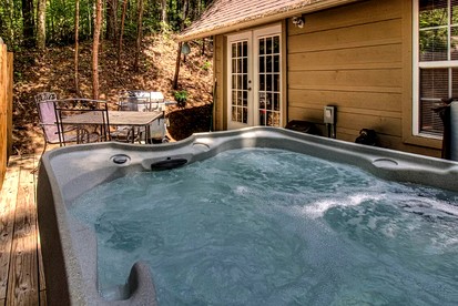 Cozy Wooden Cabin with Fireplace, Foosball and Hot-tub in Gatlinburg, Tennessee - Gatlinburg, Tennessee - glamping.directory