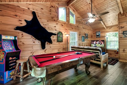 Cozy Wooden Cabin with Fireplace, Foosball and Hot-tub in Gatlinburg, Tennessee - Gatlinburg, Tennessee - glamping.directory