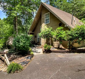 Cozy Wooden Cabin with Fireplace, Foosball and Hot-tub in Gatlinburg, Tennessee - Gatlinburg, Tennessee - glamping.directory