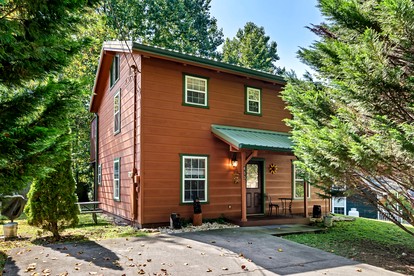 Cozy Wooden Cabin with Fireplace, Foosball and Hot-tub in Gatlinburg, Tennessee - Gatlinburg, Tennessee - glamping.directory