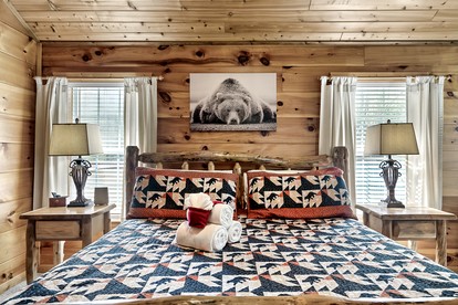 Cozy Wooden Cabin with Fireplace, Foosball and Hot-tub in Gatlinburg, Tennessee - Gatlinburg, Tennessee - glamping.directory
