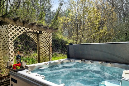 Cozy Wooden Cabin with Fireplace, Foosball and Hot-tub in Gatlinburg, Tennessee - Gatlinburg, Tennessee - glamping.directory