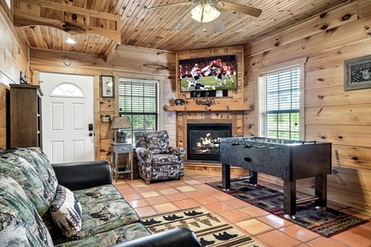 Cozy Wooden Cabin with Fireplace, Foosball and Hot-tub in Gatlinburg, Tennessee - Gatlinburg, Tennessee - glamping.directory