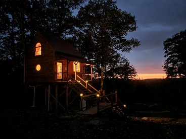 Unique Treehouse Accommodation for a Secluded Granite Lake Getaway - Stoddard, New Hampshire - glamping.directory