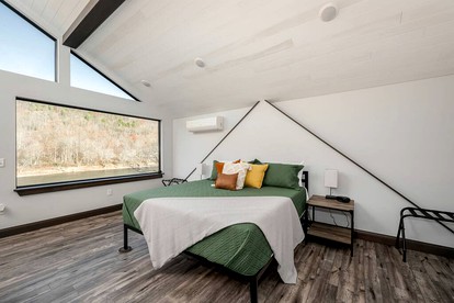 Riverside Luxury: Fully Equipped Cabin with Outstanding Views in Emlenton, PA - Emlenton, Pennsylvania - glamping.directory