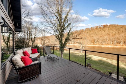 Riverside Luxury: Fully Equipped Cabin with Outstanding Views in Emlenton, PA - Emlenton, Pennsylvania - glamping.directory