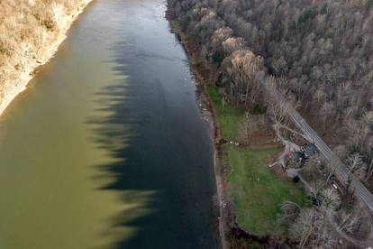 Riverside Luxury: Fully Equipped Cabin with Outstanding Views in Emlenton, PA - Emlenton, Pennsylvania - glamping.directory