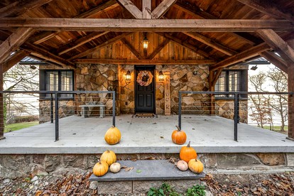 Riverside Luxury: Fully Equipped Cabin with Outstanding Views in Emlenton, PA - Emlenton, Pennsylvania - glamping.directory