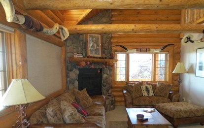 Beautiful Log Cabin with Hot Tub and Mountain Views for Getaway near Flagstaff - Prescott, Arizona - glamping.directory