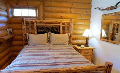 Beautiful Log Cabin with Hot Tub and Mountain Views for Getaway near Flagstaff - Prescott, Arizona - glamping.directory