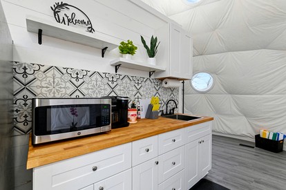 Peaceful Forest Dome Retreat with Hot Tub & Private Deck in Broken Bow, Oklahoma - Broken Bow, Oklahoma - glamping.directory