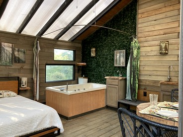 Fantastic Tree House Rental for Texas Romantic Getaways - Willis, Texas - glamping.directory