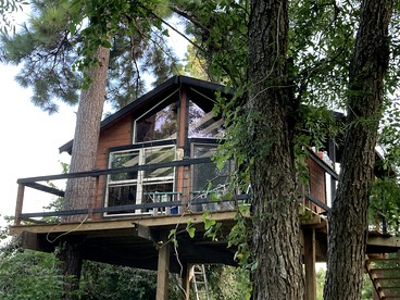 Fantastic Tree House Rental for Texas Romantic Getaways - Willis, Texas - glamping.directory