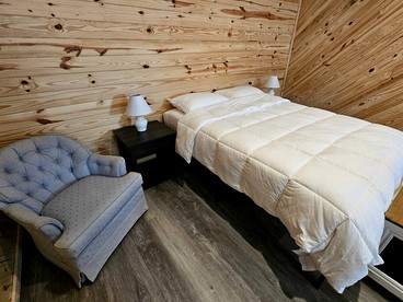 Elevated Cottage Nestled in Nature and near the New River in Draper, Virginia, Perfect for a Weekend Escape - Pulaski County, Virginia - glamping.directory