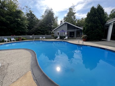 Spectacular Cottage with Swimming Pool and Foosball in Stratton, Vermont - Stratton, Vermont - glamping.directory
