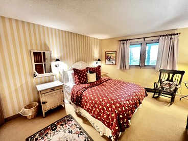 Spectacular Cottage with Swimming Pool and Foosball in Stratton, Vermont - Stratton, Vermont - glamping.directory