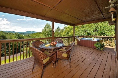 Splendid Spacious Cabin with Jacuzzi and Beautiful Private Deck in Sevierville, Tennessee - Sevierville, Tennessee - glamping.directory