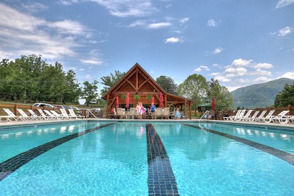 Splendid Spacious Cabin with Jacuzzi and Beautiful Private Deck in Sevierville, Tennessee - Sevierville, Tennessee - glamping.directory