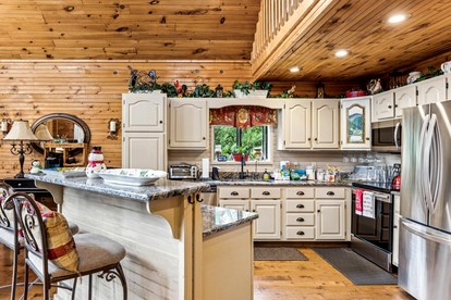 Splendid Spacious Cabin with Jacuzzi and Beautiful Private Deck in Sevierville, Tennessee - Sevierville, Tennessee - glamping.directory