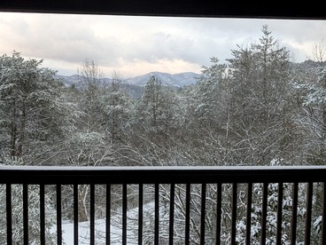Splendid Spacious Cabin with Jacuzzi and Beautiful Private Deck in Sevierville, Tennessee - Sevierville, Tennessee - glamping.directory