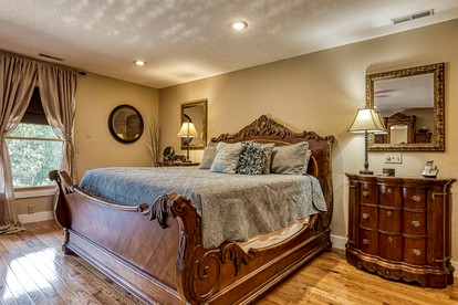 Splendid Spacious Cabin with Jacuzzi and Beautiful Private Deck in Sevierville, Tennessee - Sevierville, Tennessee - glamping.directory